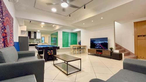 Bandar Baru Permas Jaya House | Permas Jaya - Pool Table & Family Gathering #4BR4B #14 pax by Cowidea
