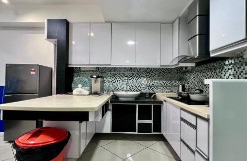 Bandar Baru Permas Jaya House | Permas Jaya - Pool Table & Family Gathering #4BR4B #14 pax by Cowidea