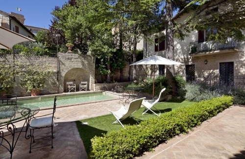 Montefalco Apartment | Perugino vacation apartment with garden and pool