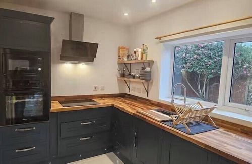 Chester House | Pet Friendly - 2 Bedrooms - 4 Guests - Parking