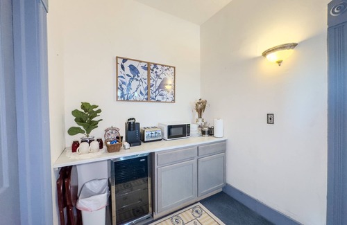 Gypsum Apartment | Pet-Friendly Victorian B&B by Lake Erie