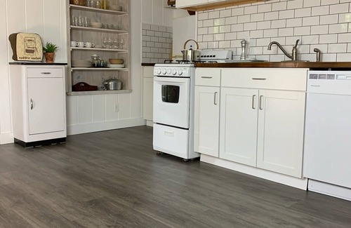 Kingston Apartment | Pet Friendly 1 BR Apartment in Uptown Kingston + Huge Backyard & Full Kitchen