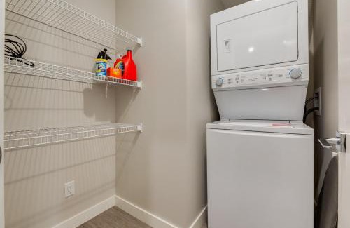 Shaganappi Apartment | Pet Friendly 2 Bed Close to Downtown