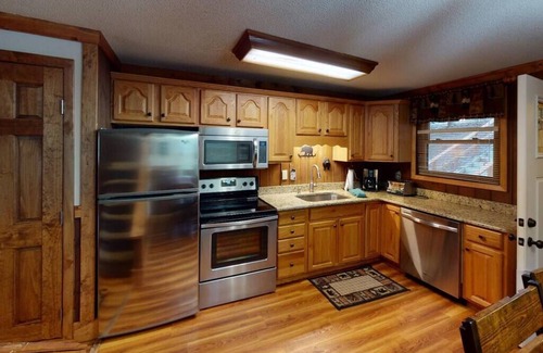 Snowshoe Ski Chalet | PET FRIENDLY 2br/2ba Tree Top -walk to ski/village