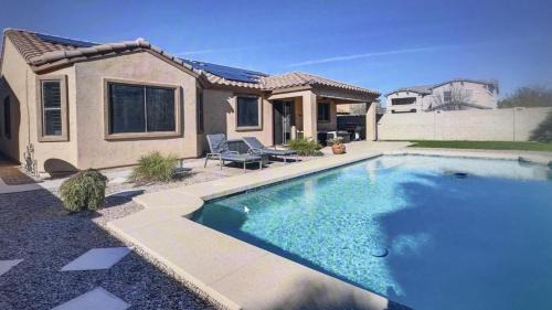 Villago House | Pet friendly 3br 2ba Private optional heated Pool BBQ grill Golf Clubs close to park