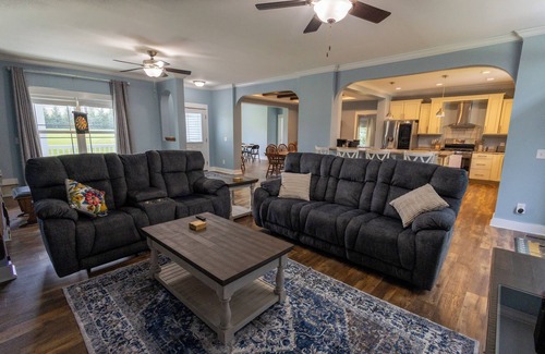 Ether House | Pet friendly, 4-bedroom house in the heart of Seagrove pottery, near state zoo