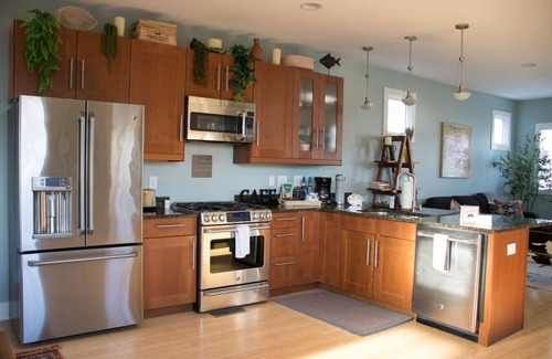 Chestnut Hill House | Pet friendly, 5 Min to Downtown, gated parking
