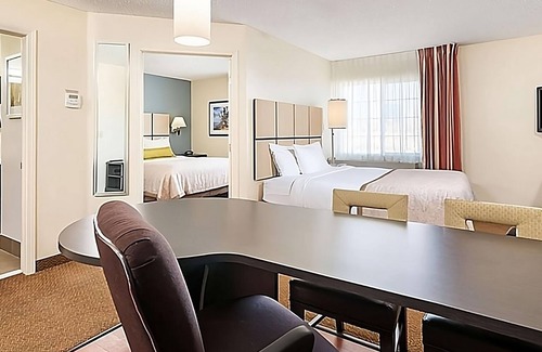 Warrenville Hotel | Pet-friendly Accommodation in Northern Chicago w/Full Kitchens - Self Parking