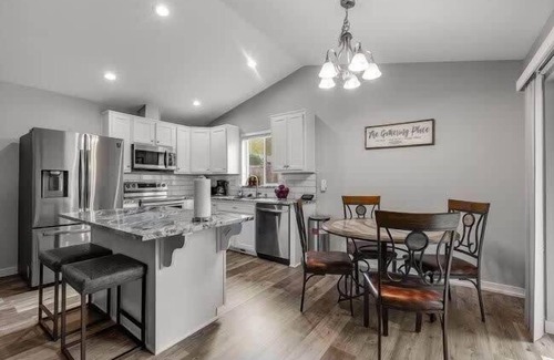 Cathcart House | Pet Friendly and Spacious Valley View Family Home