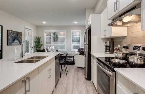 Rosscarrock Apartment | Pet Friendly Apartment w/Free Underground Parking