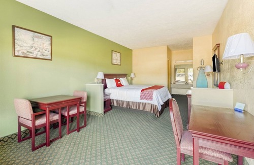 Grenada Hotel | Pet-Friendly Budget Stay Near Sonic, Dairy Kream & Local Restaurants
