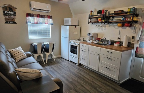 Warsaw Cabin | Pet friendly cabin with King bed -new listing