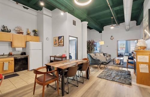 Canal Park Condo | Pet-Friendly Canal Park Condo|Near Lakewalk| Pool| Sauna| Gym