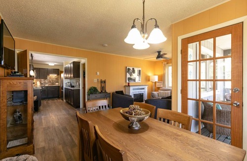Kenilworth Ski Chalet | Pet-Friendly Chalet, Tucked in the Trees and only 3 Minutes to Downtown!