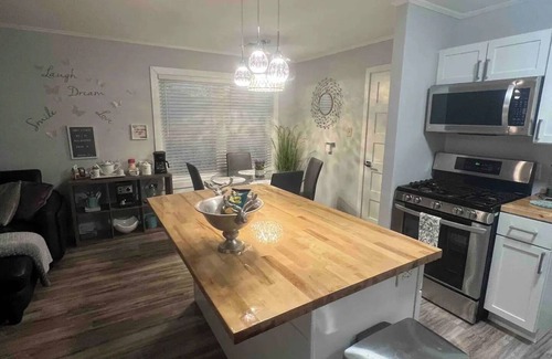 Boardman House | Pet-Friendly Charming & Cozy 3-bedroom house AC & WiFi in pleasant Youngstown