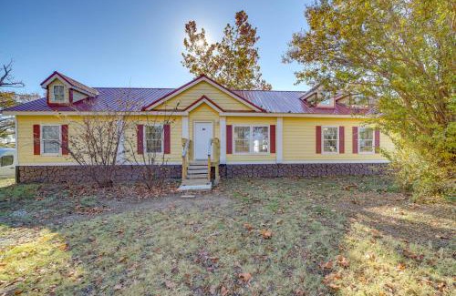 Checotah House | Pet-Friendly Checotah Home with Deck and Lake Views!