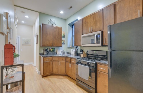 Lower West Side Condo | Pet-Friendly Chicago Getaway w/Free Parking!