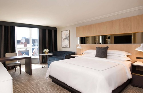 Bloor-Yorkville Hotel | Pet-Friendly Classic Room w/City Skyline Views Near ROM – Prime Spot