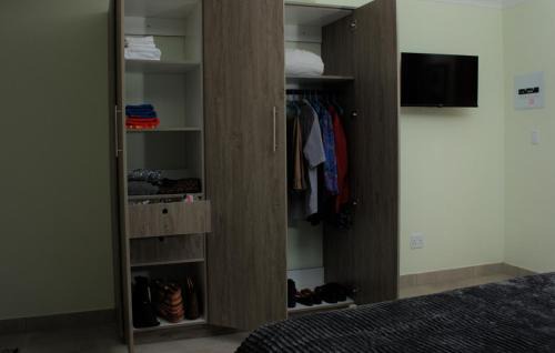 Kareeberg Apartment | Pet-Friendly, Close to Airports, Golf & Schools