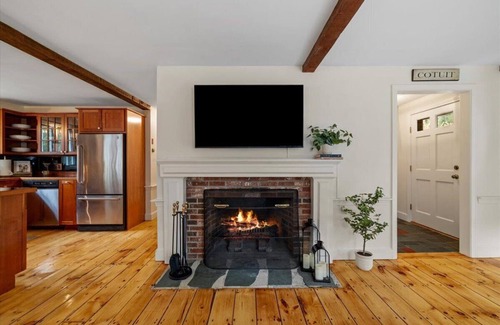 Cotuit House | Pet Friendly Cozy Cotuit Cottage 5 minutes away from the beach!