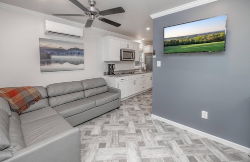 Singers Glen Cottage | Pet-Friendly Deluxe Cabin at Endless Caverns - Escape to Endless Caverns Resort