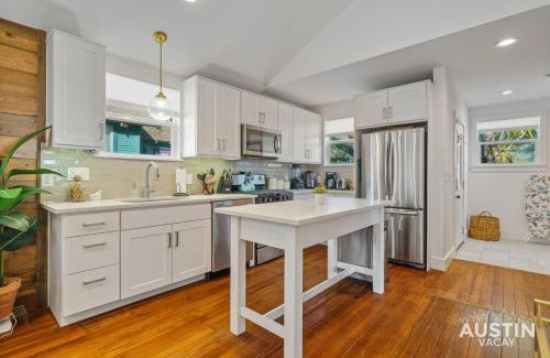 East Cesar Chavez House | Pet Friendly East Cesar Chavez Home Near Downtown