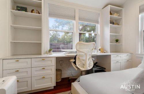 East Cesar Chavez House | Pet Friendly East Cesar Chavez Home Near Downtown