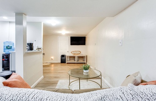 Alden Manor Apartment | Pet-Friendly Elmont Apartment: 17 Mi to NYC!