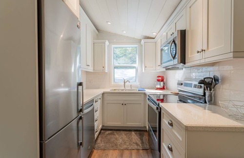 Port Sydney Cabin | Pet Friendly Fall Getaway Waterfront
