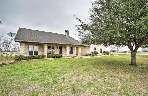 Waelder House | Pet-Friendly Flatonia House with Patio and Gazebo!