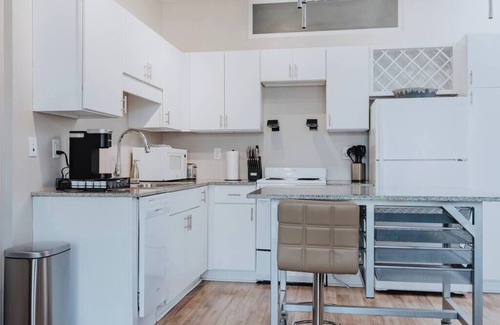 DeBaliviere Place Apartment | Pet-Friendly Forest Park Studio w/Pool & WFH Desk