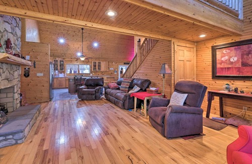 Luray Cabin | Pet Friendly Garnerland Home w/Deck & Porch!