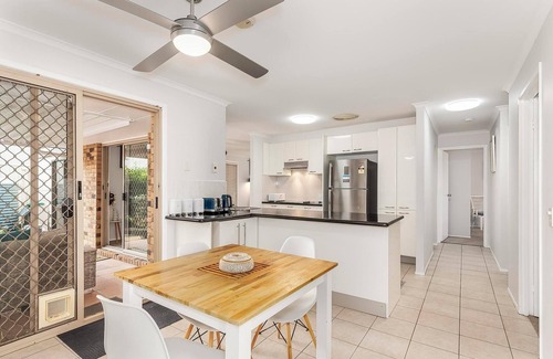 Oxenford House | Pet friendly Gold Coast holiday home, Sleeps 7, 10min walk to 'Wet n Wild'