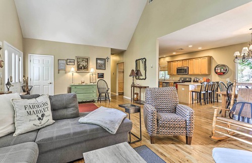 Pine Bush House | Pet-Friendly Grand Pine Bush Retreat on 2 Acres!