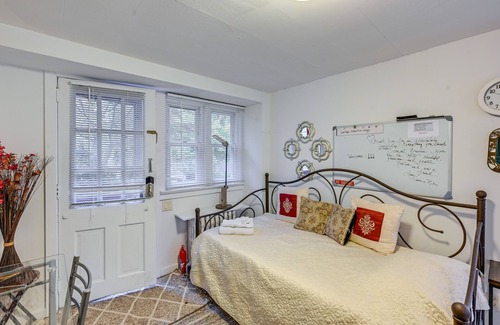 Great Neck House | Pet-Friendly Great Neck Home ~ 1 Mi to Kings Point