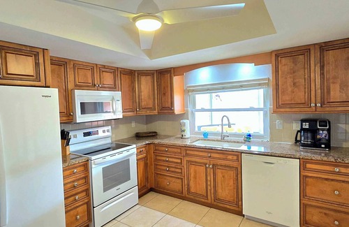 West Bradenton House | Pet Friendly, Heated Saltwater Pool Home, Close to Anna Maria Is & IMG Academy