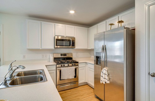 New Caney House | Pet-Friendly Home ~ 4 Mi to Big Rivers Water Park!