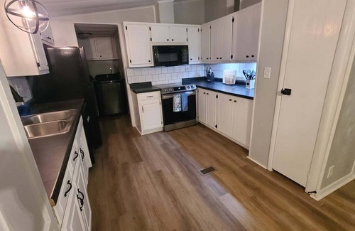 Blue Springs House | Pet friendly home in a quiet secluded neighborhood near multiple large lakes.