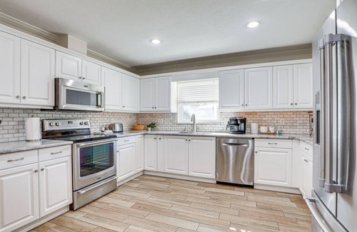 Shore Acre Heights House | Pet-Friendly Home w/Heated Pool in Bradenton