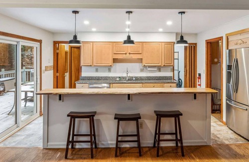 Quechee House | Pet-Friendly! Hot Tub | Marsh Family Road Retreat