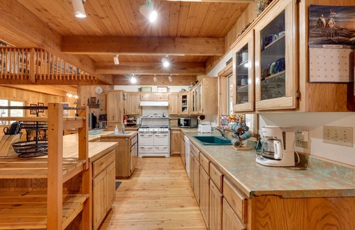 Fort Klamath House | Pet-Friendly House w/Deck: Near Crater Lake!