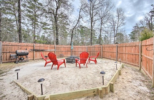 Jefferson House | Pet-Friendly Jefferson Retreat Less Than 1 Mi to Lake!