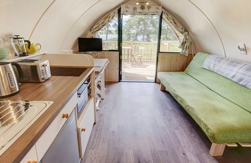 Langley-on-Tyne Ski Chalet | Pet-friendly Lakeside Cabin.