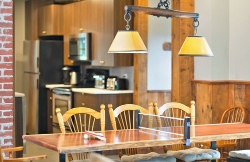 La Macaza Ski Chalet | Pet Friendly Large Group Chalet w Private Beach|10p Hot Tub|Kayaks|