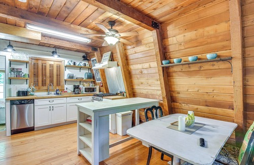 Gumlog Cabin | Pet-Friendly Lavonia Cabin, Walk to Lake Hartwell!