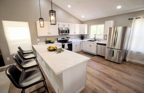 Northeast Colorado Springs House | Pet Friendly Mtn Getaway Ping Pong Table King Bed