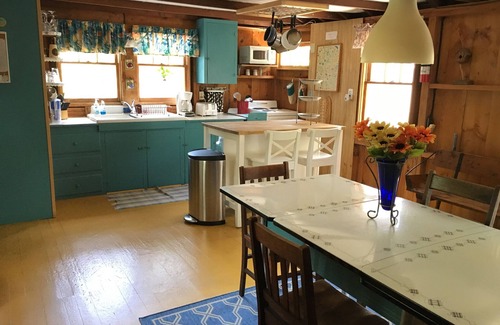 York Beach Cottage | Pet Friendly! Maine cottage just 3 blocks to lovely Long Sands beach - sleeps 8.