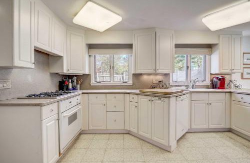 Marblehead House | Pet-Friendly Marblehead Home Near Preston Beach!