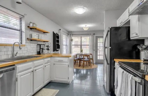 John T White House | Pet Friendly Modern Home near DTFW, Arlington, HEB, and Dallas