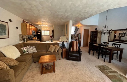 Hidden Valley House | βοΈ Pet-Friendly Mountain Retreat w/Pool Access, Fire Pit & Peaceful Deck πΎπ₯π